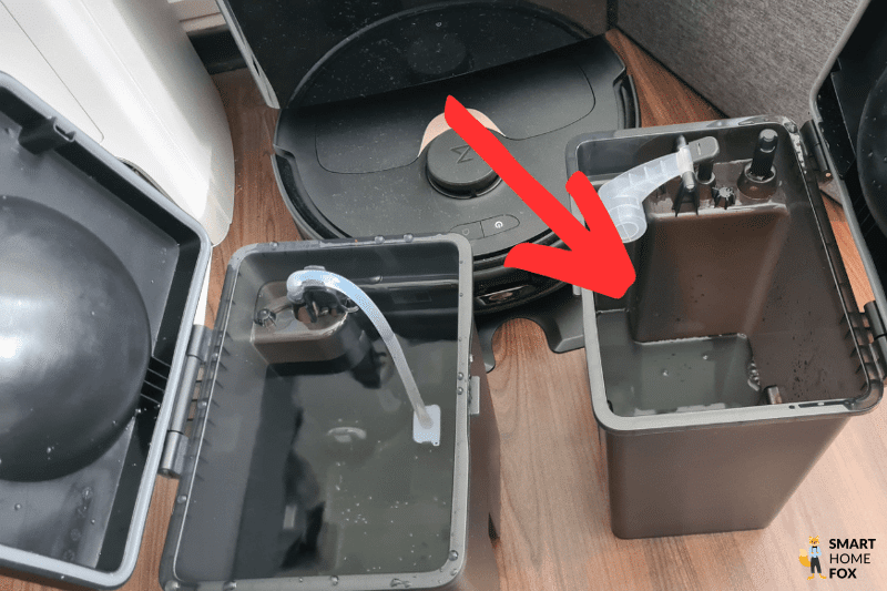 Der Schmutzwassertank des Q-Revo ist zu sehen.
